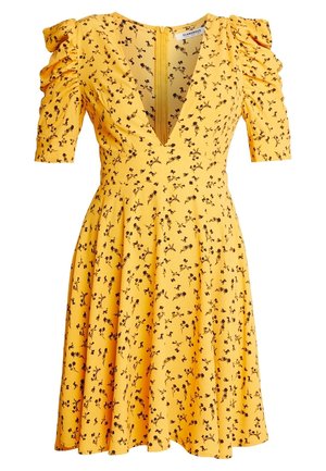 Vestido corto amarillo con pequeño estampado floral negro, escote pronunciado en V, mangas abullonadas fruncidas y falda acampanada.