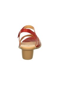 Rote Leder-Sandale mit überkreuzten Riemen, offenem Rücken und einem niedrigen, zylindrischen beigen Absatz. Sie verfügt über eine glatte Textur und eine braune Innensohle.