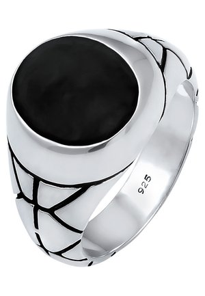 Sølv ring med en oval sort sten i midten, med en struktureret ring med geometriske mønstre. Stemplet "925" for sterling sølv.