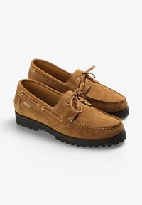 Des chaussures en daim marron au design classique de mocassins, dotées de coutures contrastées, de lacets en cuir et d'une semelle en caoutchouc noir texturée.