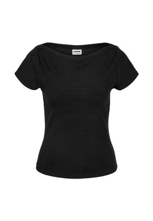 Μαύρο κοντομάνικο ριμπ πλεκτό τοπ με λαιμόκοψη σκαφάκι και ελαφρώς εφαρμοστή μέση, παρουσιασμένο σε λευκό φόντο.