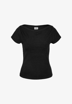 Svart kortermet ribbestrikket topp med båthals og lett innsvingt midje, vist på hvit bakgrunn.