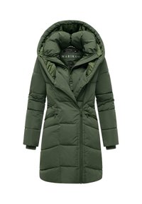 Abrigo acolchado verde con capucha, que cuenta con cierre de cremallera, dos bolsillos delanteros y puños acanalados. Textura suave y una silueta estructurada.