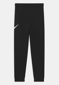 Calças de moletão pretas feitas de tecido macio com um design afunilado, apresentando um logótipo branco do lado esquerdo e punhos canelados nos tornozelos.