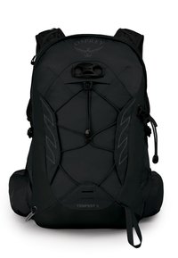 Svart ryggsäck med en strukturerad design, texturerad yta och detaljer i elastiskt snöre. Har justerbara remmar och ett handtag på toppen.