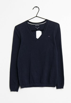 Ciemnogranatowy sweter z długim rękawem i dekoltem w serek, wiszący na czarnym wieszaku na białym tle z małym logo na piersi.