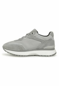 Grauer Sportschuh mit einer Kombination aus Wildleder und Mesh, einem gepolsterten Kragen, Schnürverschluss und einer weißen Gummisohle mit Profil.