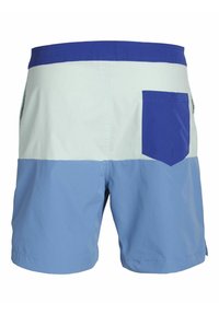 Herrbadshorts med en färgblockdesign bestående av ljusgrön, blå och mörkblå sektioner; inkluderar en bakficka. Slät tygkvalitet.