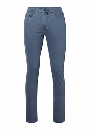 Blaue Slim-Fit-Hosen mit Frontknopf, Reißverschluss, Gürtelschlaufen und fünf Taschen, vor einem weißen Hintergrund präsentiert.