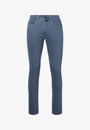 Blauwe slim-fit broek met een knoop aan de voorkant, een rits, riemlussen en vijf zakken, gepresenteerd tegen een witte achtergrond.