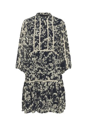 Melnbalta ziedu raksta kleita ar trīs ceturtdaļu izmēra pūkainām piedurknēm, mežģīņu apdari, augstu kakla izgriezumu un pakāpenisku svārku apakšdaļu.