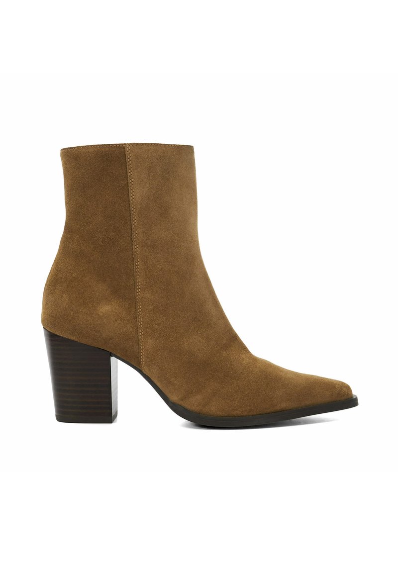 Bottine en daim marron avec un bout pointu et un talon empilé. Texture lisse avec des détails de couture visibles le long des coutures.