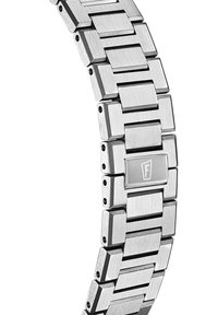 Bracelet de montre en acier inoxydable argenté avec des maillons rectangulaires, texture brossée et un détail de logo central. Connexion sécurisée avec des broches circulaires.