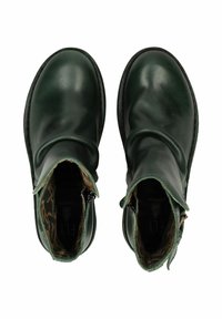Un par de botas de tobillo de cuero verde oscuro con punteras redondas y forro de tela estampada, vistas desde arriba sobre un fondo blanco.