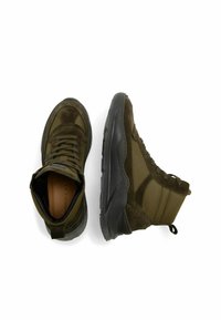 Zielone zamszowe sneakersy za kostkę z fakturowanym wykończeniem, gumową podeszwą i wzmocnionym wsparciem kostki. Posiadają sznurowadła i pętelkę do zakładania.