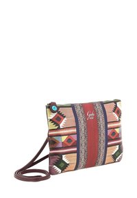 Pochette a tracolla in tessuto con motivi geometrici multicolori, caratterizzata da una striscia bordeaux, chiusura con zip e tracolla regolabile. Bottone di accento turchese.