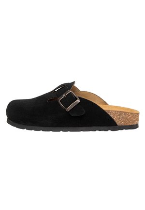 Zoccolo slip-on in camoscio nero con cinturino regolabile con fibbia, plantare in sughero e suola in gomma nera, mostrato di profilo laterale.