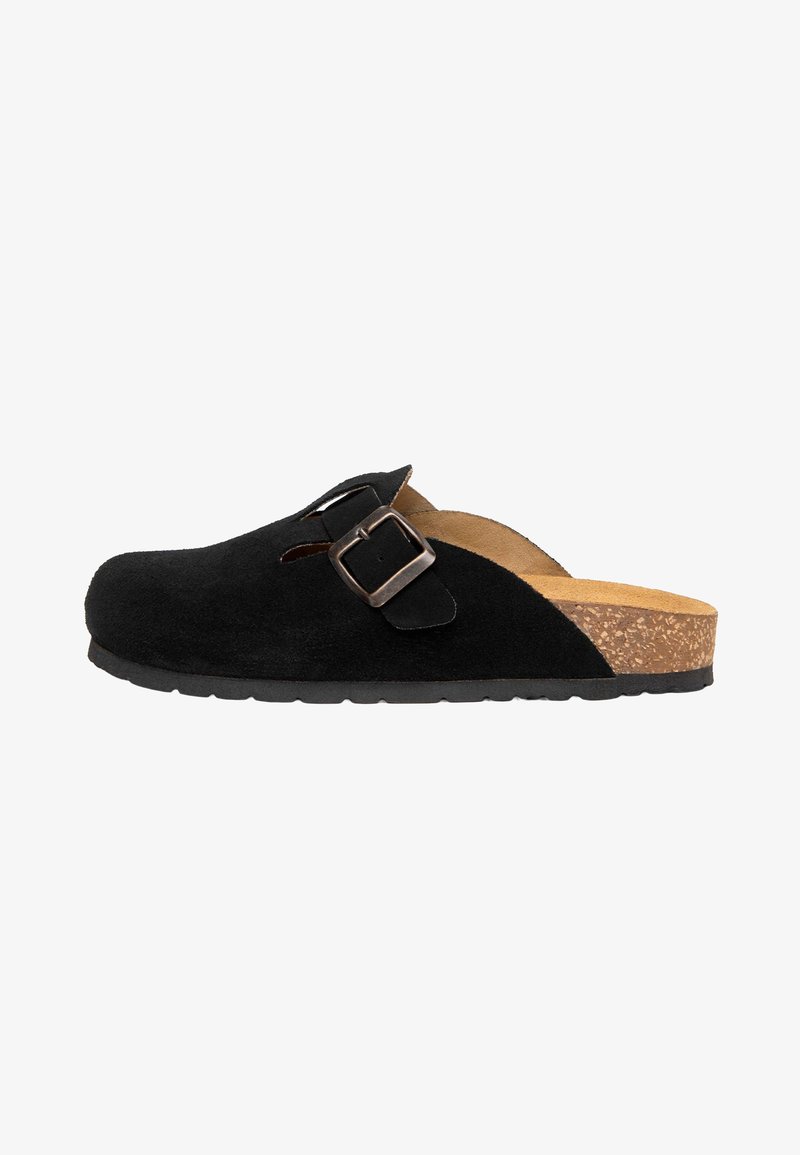 Sabot en daim noir à enfiler avec sangle à boucle ajustable, semelle intérieure en liège et semelle extérieure en caoutchouc noir, présenté de profil.