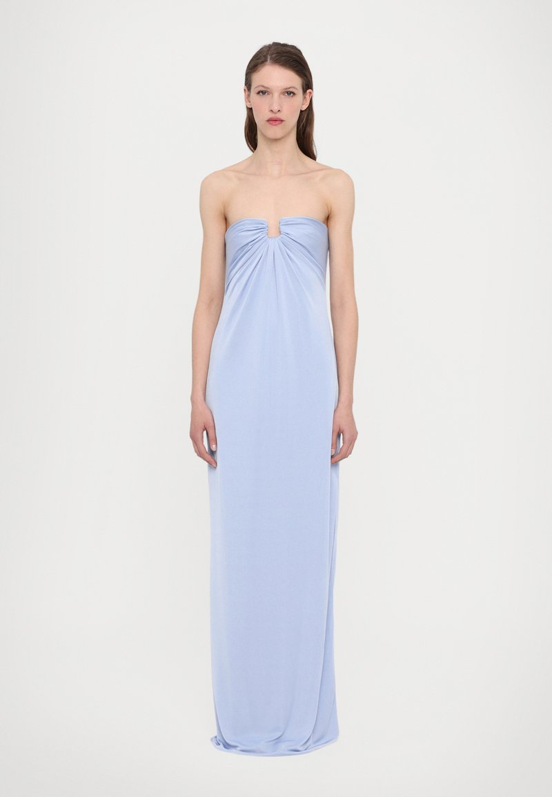 Strapless, lyseblå maxikjole med et snoet frontdesign og en lille udskæring i midten. Glat, flydende stof uden synlige mønstre.