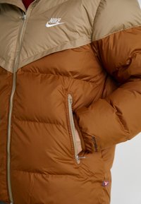 Nike Sportswear PRIMALOFT - Casaco de inverno - khaki/light british tan/sail