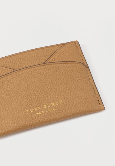 Smeđi kožni novčanik za kartice s teksturiranom površinom, featuring šivene rubove i utisnuti zlatni logo s natpisom "TORY BURCH NEW YORK."