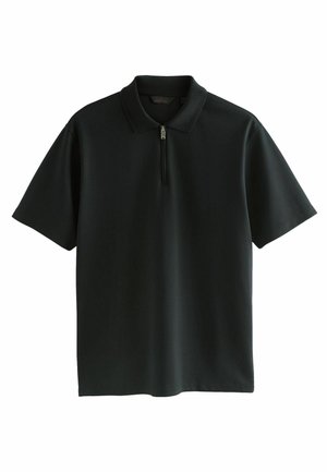 Sort polo shirt lavet af blødt stof med en kort lynlås, en flad krave og korte ærmer. Glat tekstur med en afslappet pasform.
