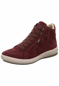 Sneaker alto in suede bordeaux con lacci marroni, un design testurizzato, fodera in pelliccia e suola leggera in gomma. Presenta accenti di cuciture geometriche.