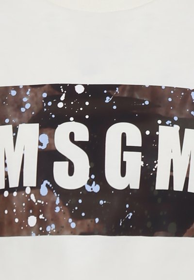 Felpa bianca con una grande grafica nera recante le lettere "MSGM." Accenti di schizzi di vernice blu chiaro e marrone scuro aggiungono contrasto.