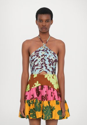 Halterneck jurk met een gedessineerde top in blauw en bruin, voorzien van bloemenprints in groen, roze en geel op een gelaagde, gerimpelde rok.