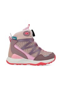 Bota de senderismo impermeable en tonos rosa y púrpura con parte superior texturizada, suela antideslizante y sistema de cierre rápido. Presenta acentos en contraste.