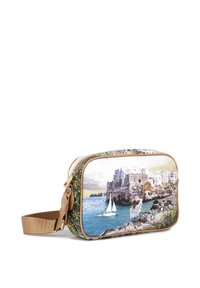 Borsa rettangolare con un design stampato panoramico che presenta scogliere e acqua. Il materiale appare liscio con una tracolla beige e dettagli testurizzati.