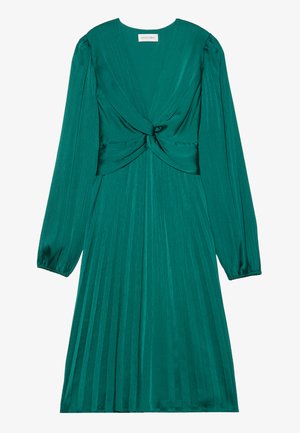 Vestido azul-petróleo com mangas longas e volumosas, um decote em V profundo e um detalhe torcido na cintura. A saia apresenta pregas verticais e uma textura suave.