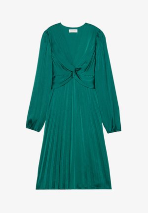 Robe bleu canard avec de longues manches bouffantes, un décolleté en V profond et un détail torsadé à la taille. La jupe présente des plis verticaux et une texture lisse.