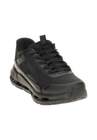 Sneaker sportivo nero con parte superiore in rete, suola spessa e ammortizzata, e linguetta imbottita con tab per la presa, vista angolata anteriore sinistra.