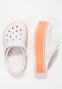 Crocs CROCBAND PLATFORM CLOG - Badsandal - barely pink/bright coral
