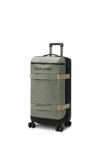 Maleta con ruedas Dakine en tela verde olivo; cuenta con dos asas, acentos negros y cuatro ruedas que se deslizan suavemente para un fácil transporte.