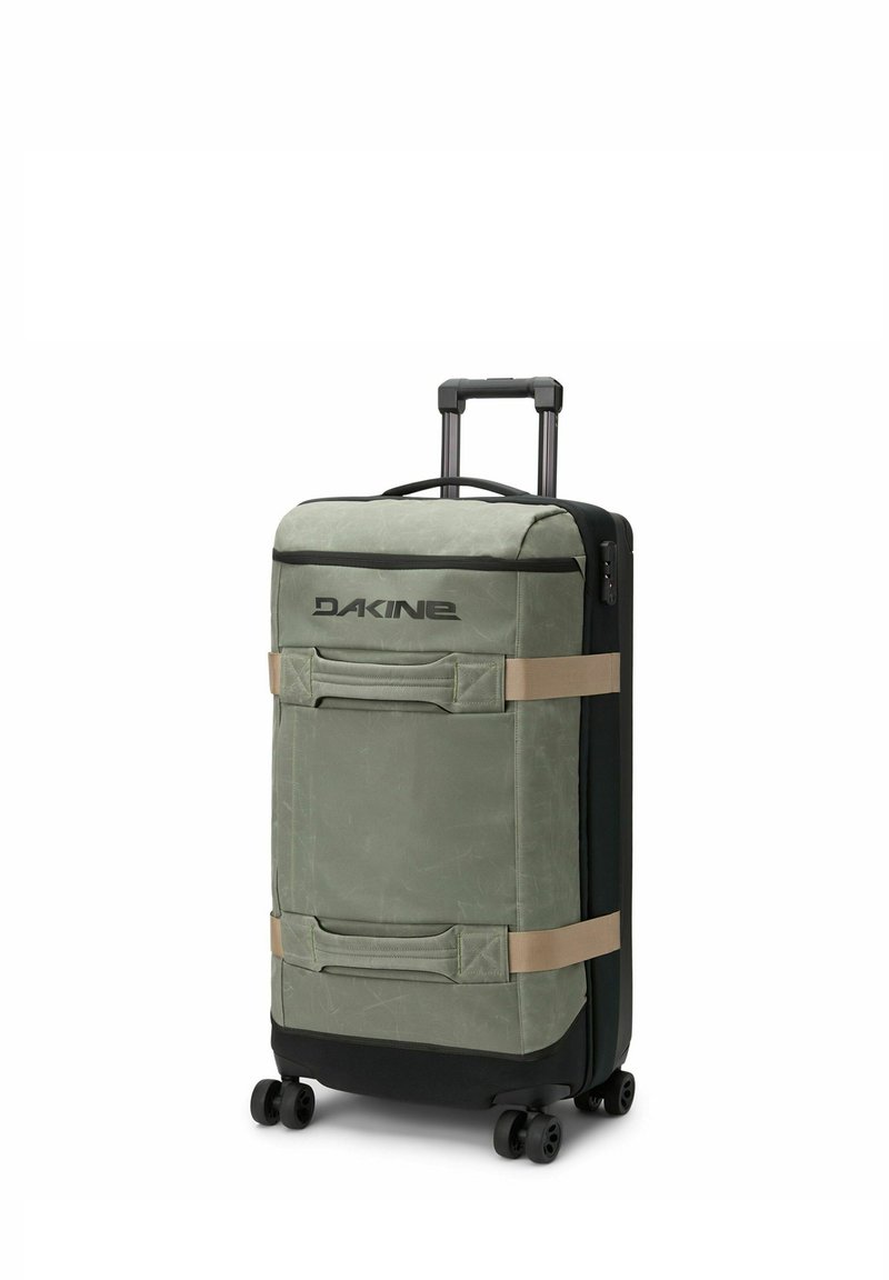 Maleta con ruedas Dakine en tela verde olivo; cuenta con dos asas, acentos negros y cuatro ruedas que se deslizan suavemente para un fácil transporte.
