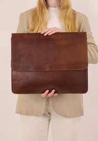 Gusti Leder AFTON - Notebooktasche - braun