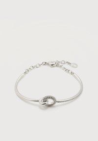 Λεπτό ασημένιο βραχιόλι με κεντρικό σχέδιο κόμπου, μισό επικαλυμμένο με μικρούς κρυστάλλους και ρυθμιζόμενο κούμπωμα αλυσίδας.