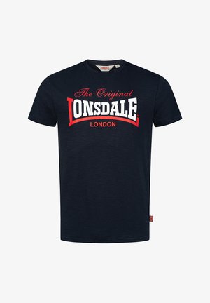 Tamsiai mėlynas medvilninis marškinėlis su trumpomis rankovėmis, su ryškiu baltu ir raudonu grafiniu tekstu "The Original Lonsdale London."