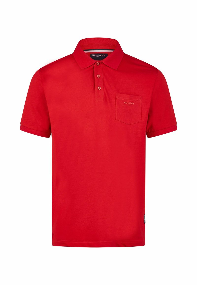 Chemise polo rouge en coton, dotée d'un col à trois boutons, d'une petite poche poitrine et de manches courtes. Texture lisse sans motifs.