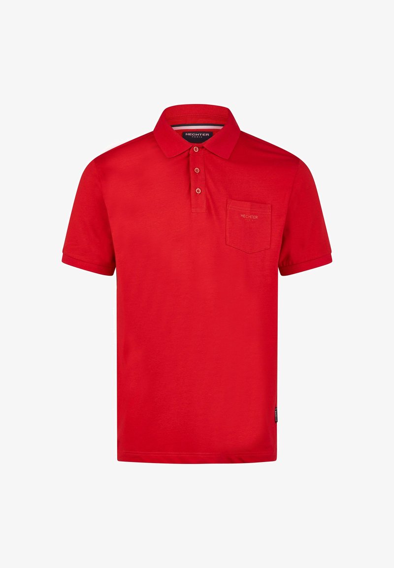 Chemise polo rouge en coton, dotée d'un col à trois boutons, d'une petite poche poitrine et de manches courtes. Texture lisse sans motifs.