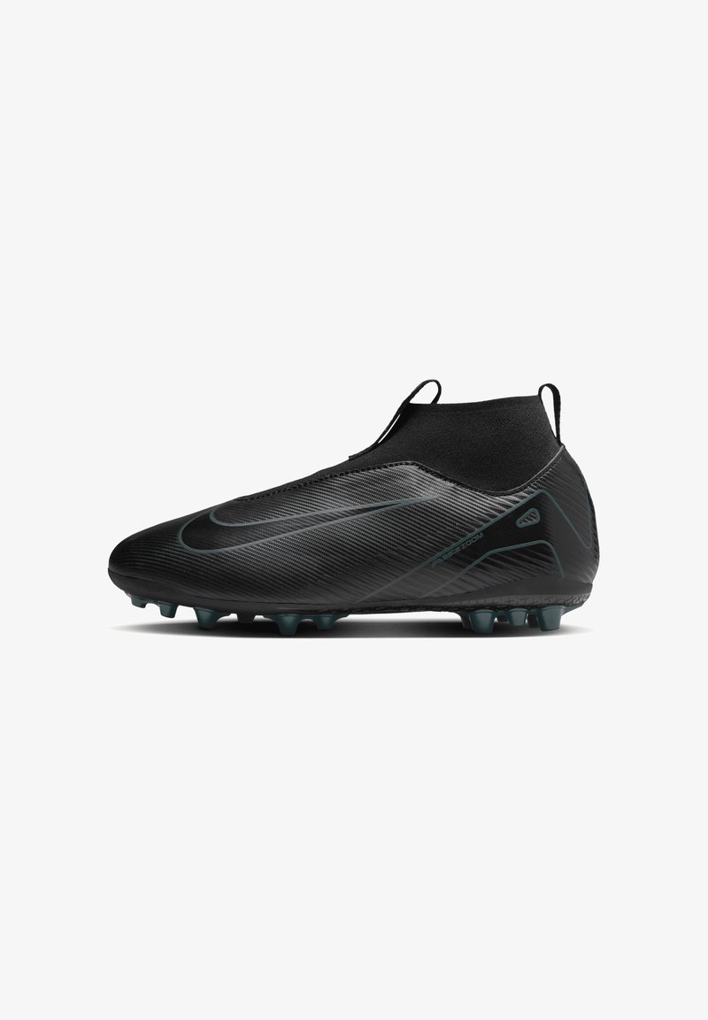 Crampons de football noires avec une tige en synthétique texturée, un design à mi-hauteur, des détails en accent vert et des crampons coniques pour une traction optimale.