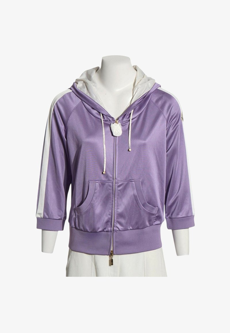 Sweat à capuche zippé en satin violet clair avec doublure blanche à la capuche, cordons blancs, manches trois-quarts avec bande blanche, poches devant, sur mannequin.