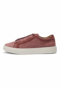 Sneakers in suede rosa con un design a profilo basso, caratterizzati da una superficie texturizzata, lacci semplici e una suola in gomma bianca a contrasto.