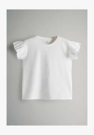 T-shirt en coton blanc avec de courtes manches volantes et un col rond, présentant une texture lisse et une coupe décontractée.