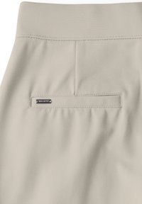 Pantalones beige con una textura suave, que cuentan con un bolsillo trasero con una pequeña etiqueta metálica de logo. Detalle de costura a lo largo de la pretina.