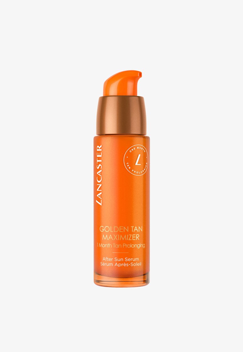 Orangefarbene Glasflasche mit einem bronzefarbenen Pumpkopf. Sie verfügt über weißen Text mit der Aufschrift "Golden Tan Maximizer" und ein rundes Logo. Glatte Oberfläche.