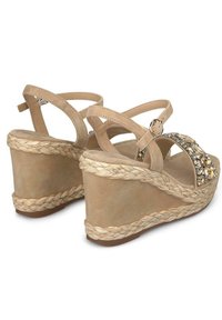 Sandali wedge beige con suola in paglia intrecciata, cinturini decorati con strass e cinturini alla caviglia regolabili per una vestibilità sicura.