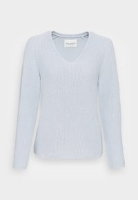 Pull en tricot bleu clair avec des manches longues, décolleté en V et texture côtelée, offrant une coupe décontractée et des détails de couture subtils.